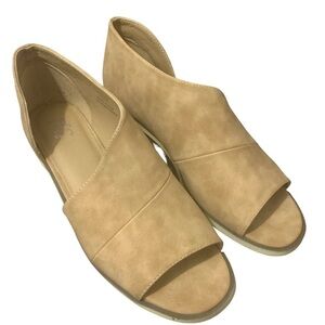 Journey Collection Ladies Nakita Flats Sand Suede Sz 8.5